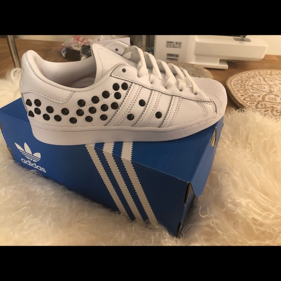 BNWT Rare Limited edition Adidas Dot Studded womens Superstars in size 6!!! - Picture 3 of 16